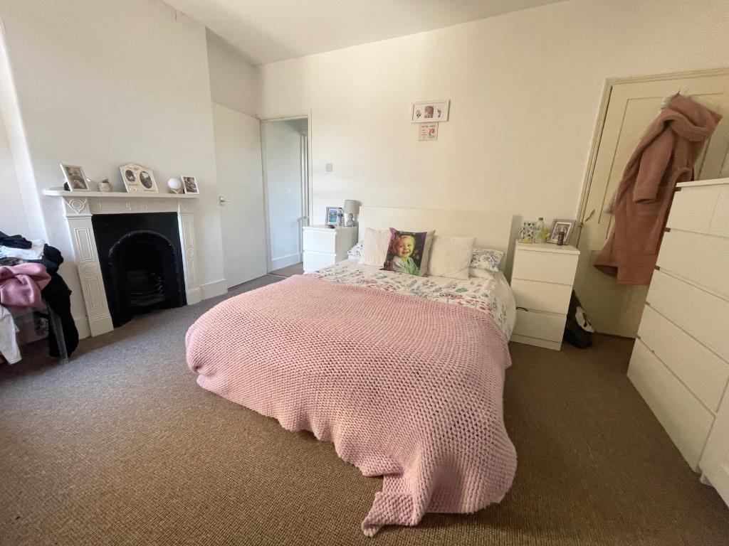 Lot: 45 - BAY-FRONTED HOUSE FOR INVESTMENT - Bedroom 1
